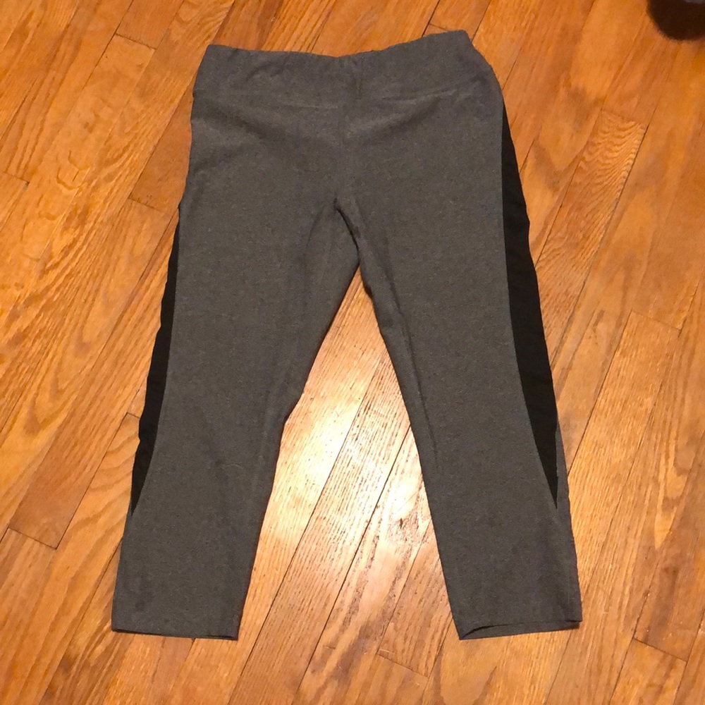 Gray cropped leggings